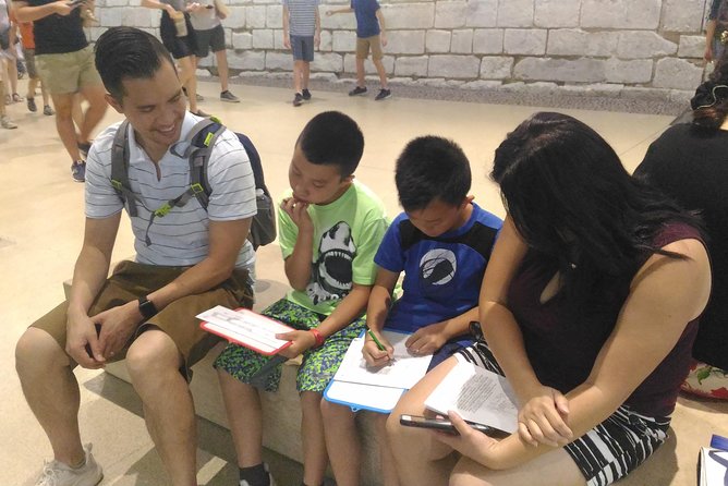1h30 - Louvre Highlights optional 'families with kids' - Eng/Esp - Meeting the Louvre’s three headline masterpieces