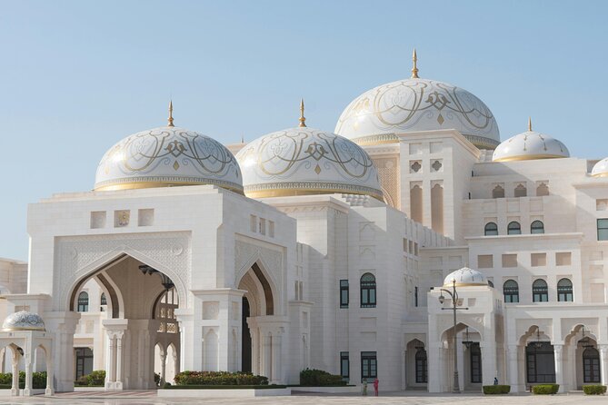 Abu Dhabi City Tour: Grand Mosque, Palace, Souk, Louvre & Ferrari - Dates Market and Abu Dhabi’s everyday flavor