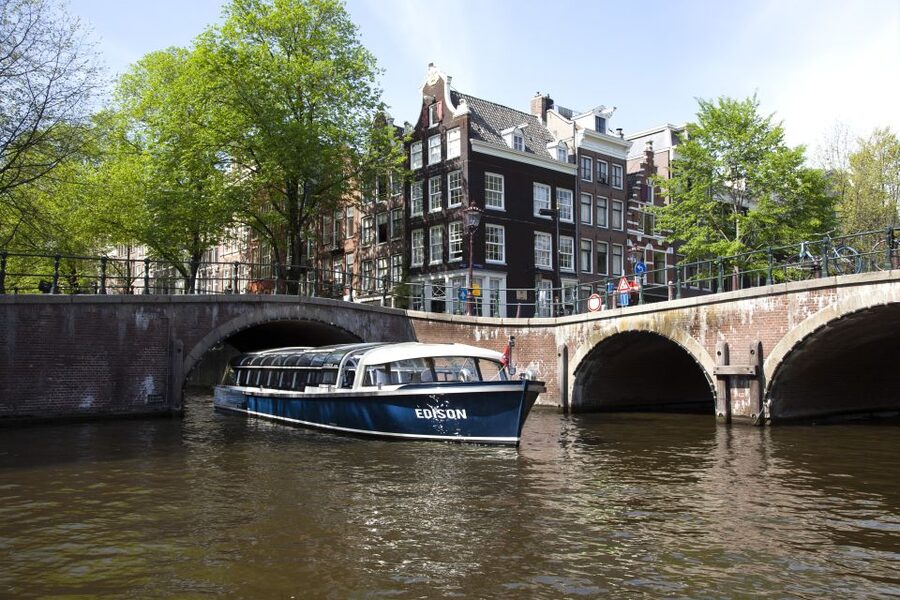 Amsterdam: Van Gogh Museum Ticket and City Canal Cruise - Audio commentary and live information
