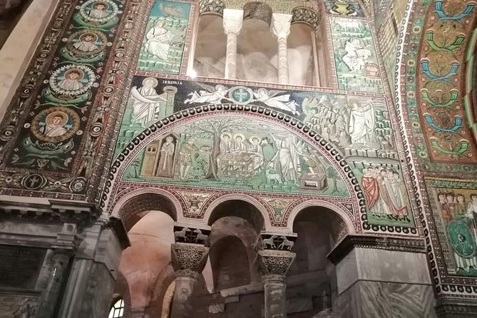 Art tour of Ravenna and its mosaics (private tour) - Sant’Apollinare Nuovo and its long processions
