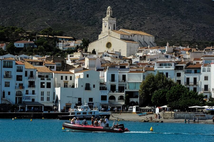 Barcelona: Dali Museum, House and Cadaques Guided Tour - Lunch by the Costa Brava