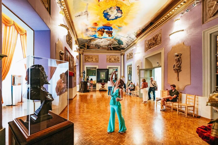 Barcelona: Dali Museum, House and Cadaques Guided Tour - Cadaqués and the road to Port Lligat