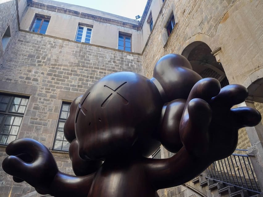 Barcelona: Picasso Museum Tour with Moco Museum Ticket - Handling the meeting point and entry