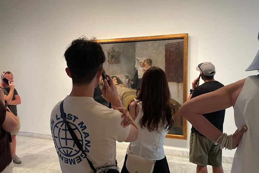 Barcelona: Picasso Walking Tour & Guided Museum Experience - Entering the Picasso Museum on Carrer de Montcada