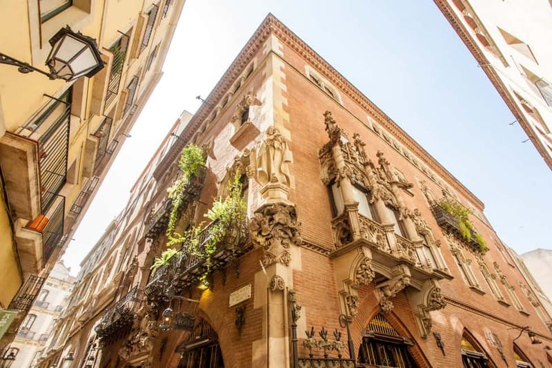 Barcelona: Small Group Picasso Tour with Picasso Museum - What the one-hour museum guide can and cannot do