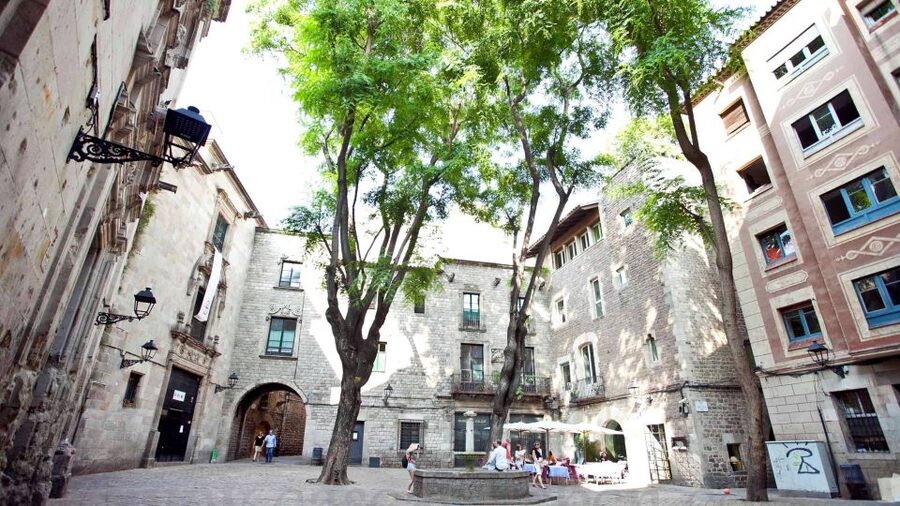 Barcelona: Tapas & Picasso Museum Guided Walking Tour - Seeing Picasso before the tapas