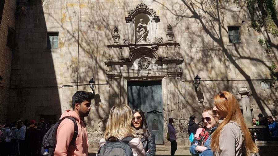 Barcelona: Tapas & Picasso Museum Guided Walking Tour - First stop: pintxos and a casual start