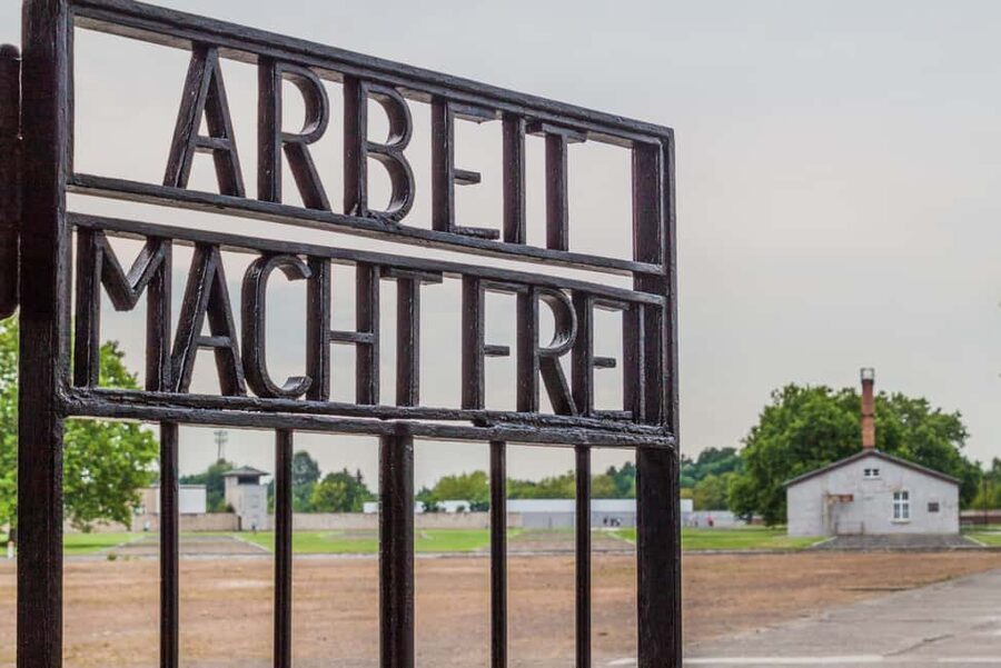 Berlin: Bus Tour to Sachsenhausen, East Side Gallery, & Berlin Story Bunker - Using the 30-minute free period