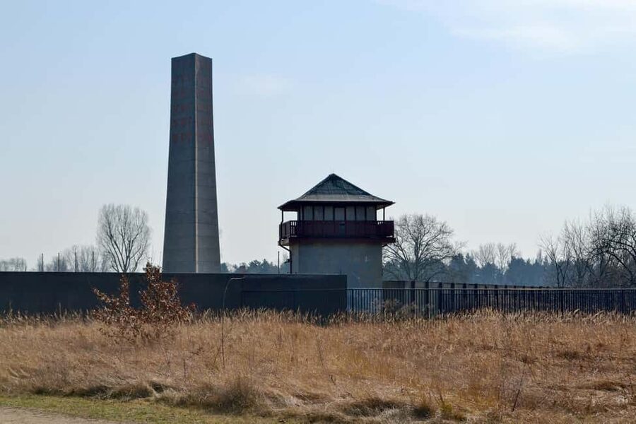 Berlin: Bus Tour to Sachsenhausen, East Side Gallery, & Berlin Story Bunker - Seeing the East Side Gallery from the bus