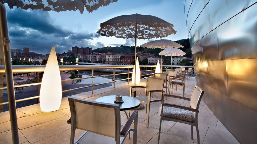 Bilbao All Iron Tour: Guggenheim and San Mamés with Lunch - The short walk through Abandoibarra