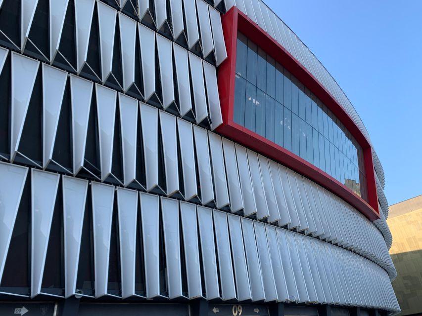Bilbao All Iron Tour: Guggenheim and San Mamés with Lunch - A private 90-minute visit inside the Guggenheim