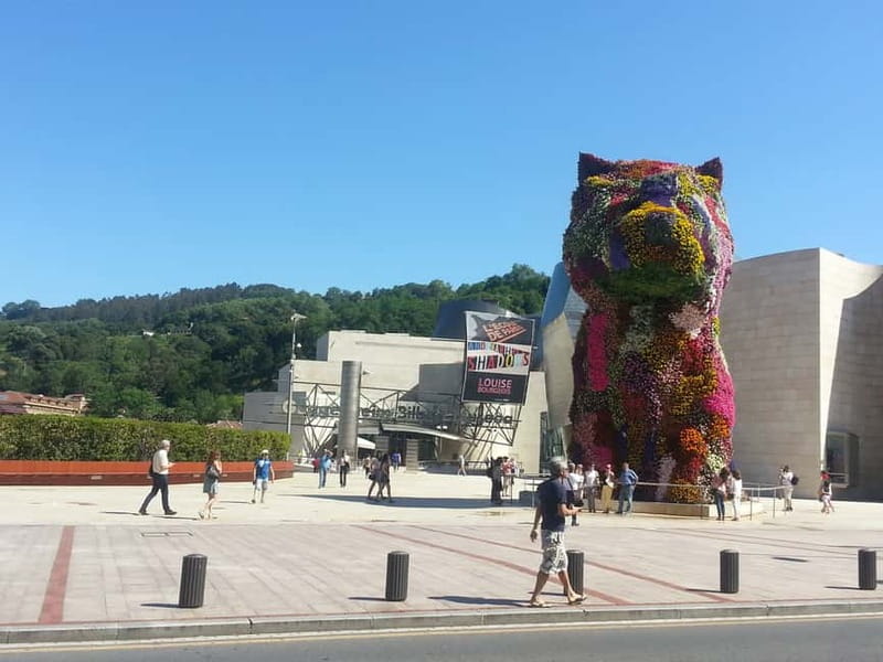 Bilbao: Guggenheim Bilbao museum in spanish Ticket included - Meeting Puppy at the Guggenheim