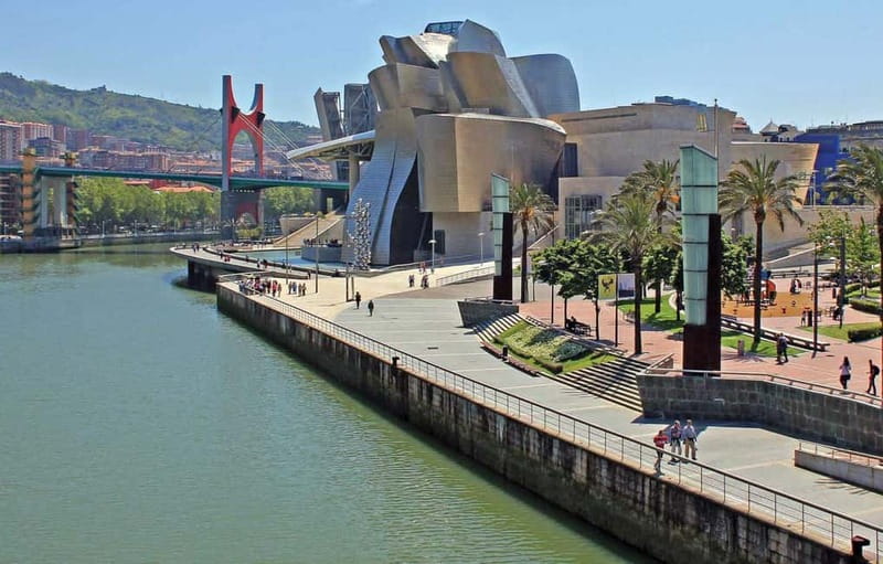 Bilbao: Guggenheim VIP Experience. Small Group. Expert Guide - Entering the Guggenheim without a long wait