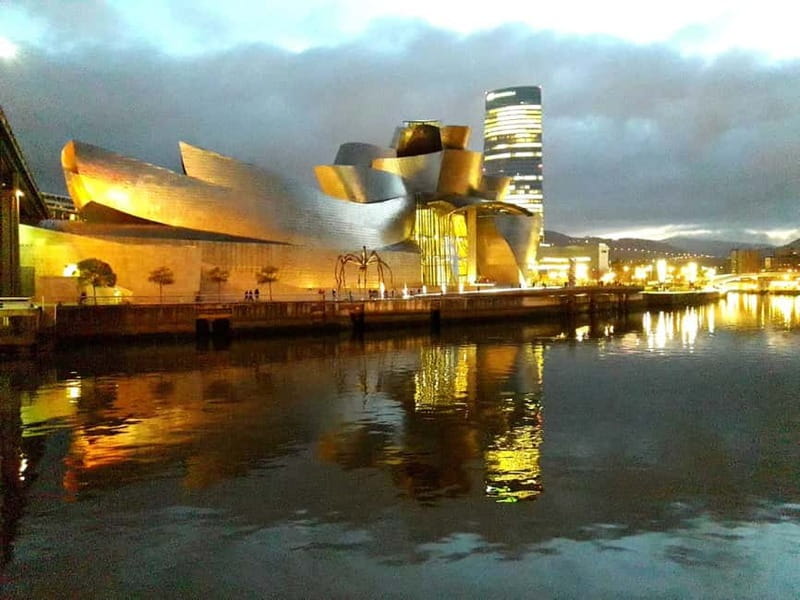 Bilbao: Guggenheim VIP Experience. Small Group. Expert Guide - Inside the galleries with Javier, Teresa, or Sergio
