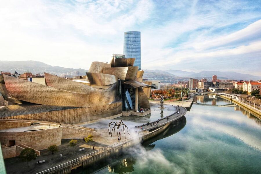 Bilbao: Private & Exclusive Guggenheim Museum Guided Tour - Meeting your guide inside the main entrance