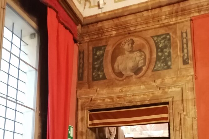 Bologna historical art walking tour with hidden gems and tastings - The Quadrilatero connects history with lunch
