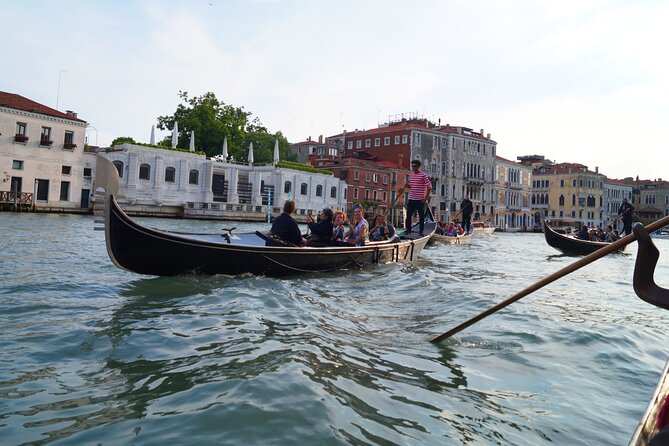 Charming Gondola Ride on the Grand Canal & Gondola Gallery™ - Choosing the right departure time