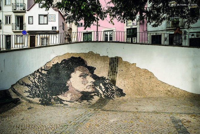 Come and discover with us the largest Urban Art gallery in Portugal - The guide’s role makes the difference