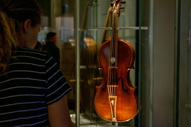 Florence: David Accademia Gallery Tour & Skip the Line Tickets - Reaching David in the De Fabris Tribune