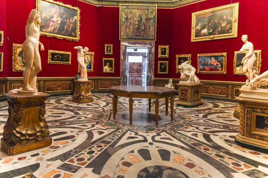 Florence: Fast Track Uffizi Gallery Guided Tour - Meeting the guide by Leonardo’s statue