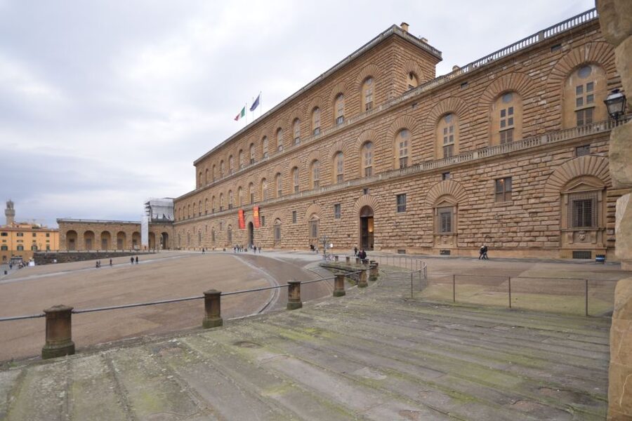 Florence: Pitti Palace and Palatina Gallery Ticket and Tour - Meeting your guide on Piazza Pitti