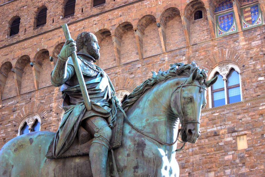 Florence: Skip-the-Line Uffizi Museum Tour Kids & Families - Meeting your guide in Piazza della Signoria