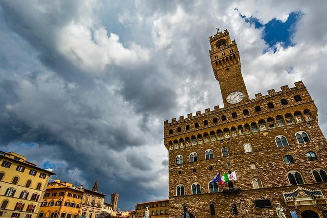 FLORENCE: Uffizi Gallery + Palazzo Vecchio monolingual Guided Tour - Small Group - Starting at the Uffizi at 9 a.m.