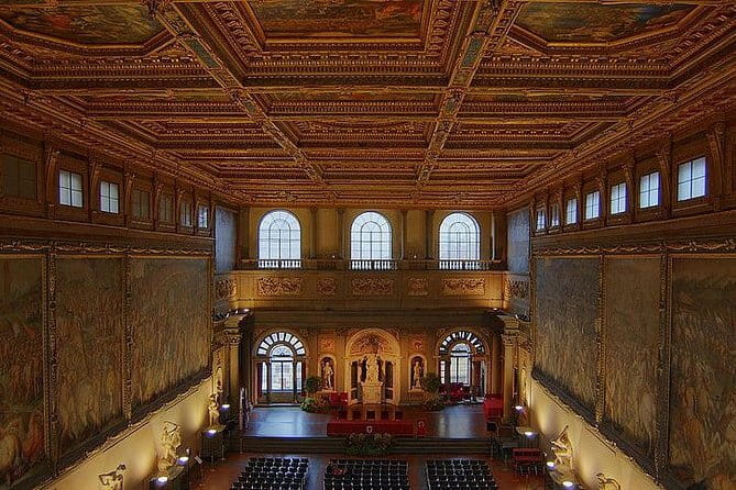 FLORENCE: Uffizi Gallery + Palazzo Vecchio monolingual Guided Tour - Small Group - Crossing Piazza della Signoria