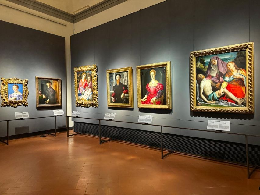 Florence: Uffizi Gallery Priority Access & Small Group Tour - Finding your guide by Leonardo’s statue