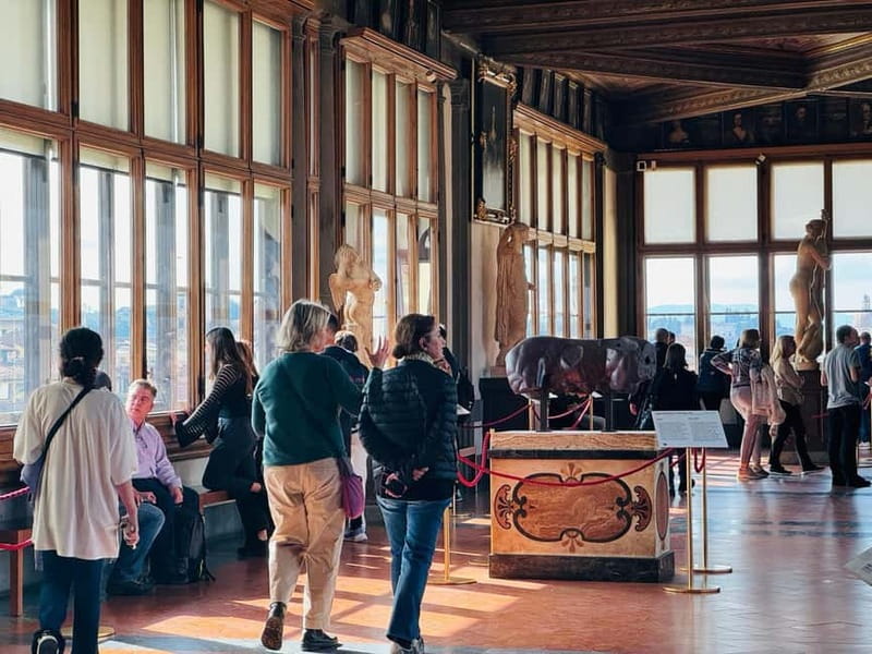 Florence: Uffizi Gallery Priority Admission Ticket & Escort - Meeting the host near Leonardo’s statue