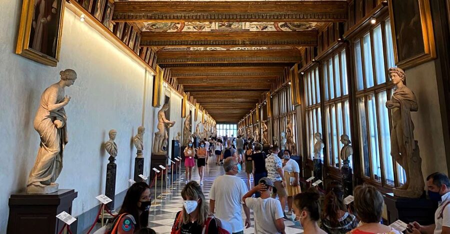 Florence: Uffizi Gallery Priority Ticket & Small-Group Tour - Entering the Uffizi through the priority door