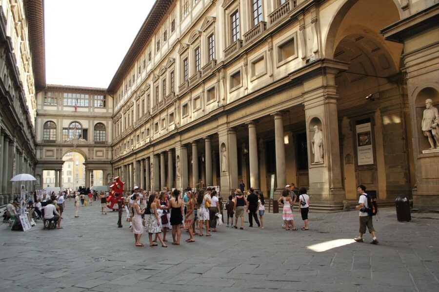 Florence: Uffizi Gallery Private Tour w/ Skip-the-Line Entry - Meeting at the Leonardo da Vinci statue