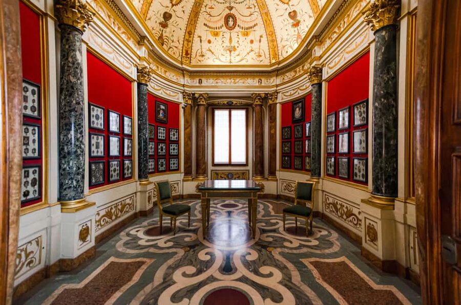 Florence: Uffizi Gallery Reserved Entry Ticket & Audioguide - The first floor: sculpture, galleries, and a sense of place