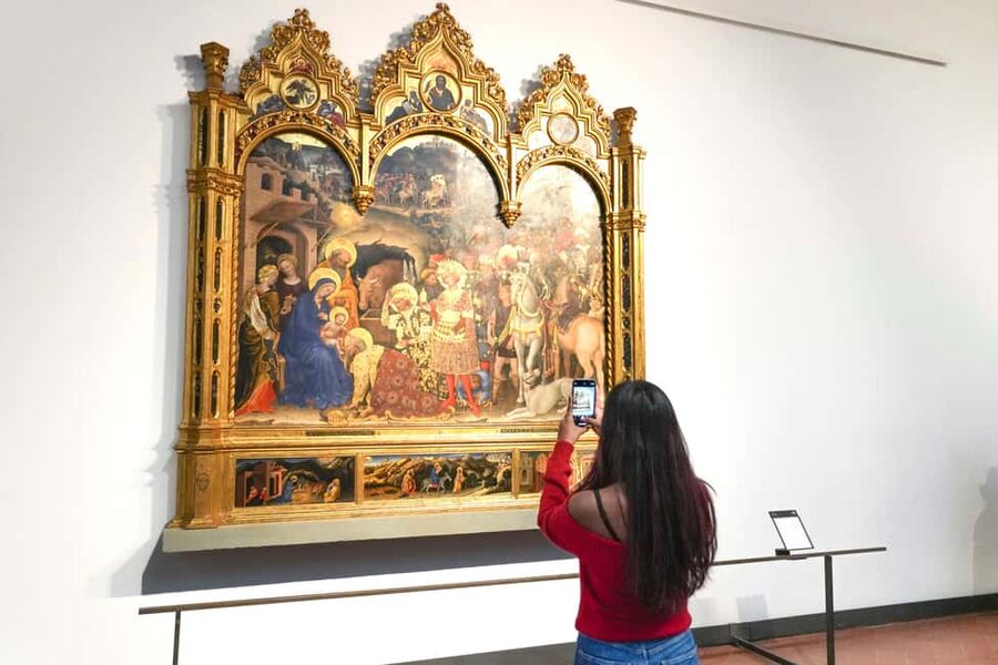 Florence: Uffizi Gallery Reserved-Entry VIP Tour - Meeting at the Leonardo statue
