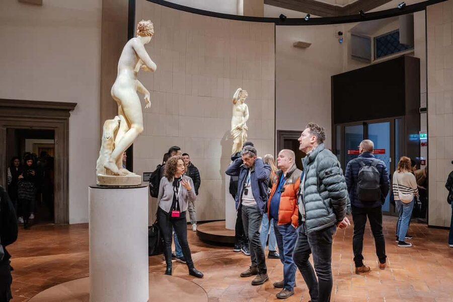 Florence: Uffizi Gallery Skip-the-Line Guided Tour - Entering the Uffizi with a priority ticket