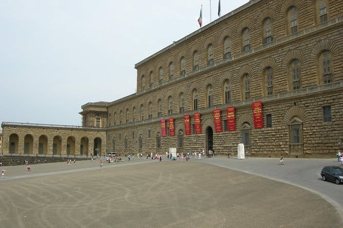Florence: Uffizi Highlights, In-Depth Masterclass or Private Tour - Crowds, headphones, and group size