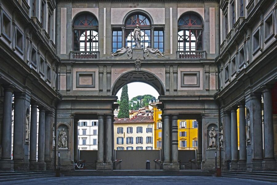 Florence: Uffizi Priority Access Ticket - Finding the host at door 03