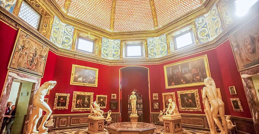 Florence: Uffizi Priority Ticket & Masterpieces Audio App - The Medici statues and the building itself