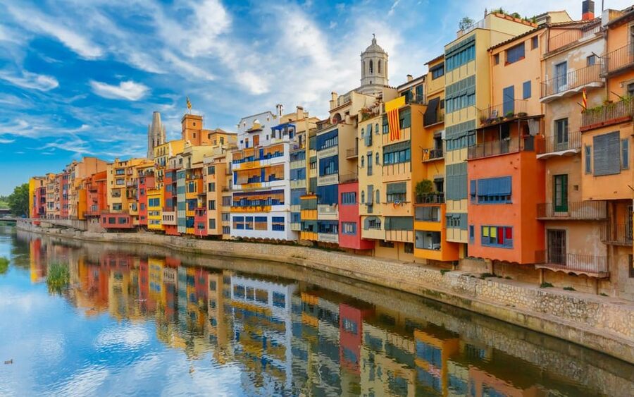 From Barcelona: Girona, Figueres, Dalí Museum, and Cadaqués - Girona: one hour inside the old city