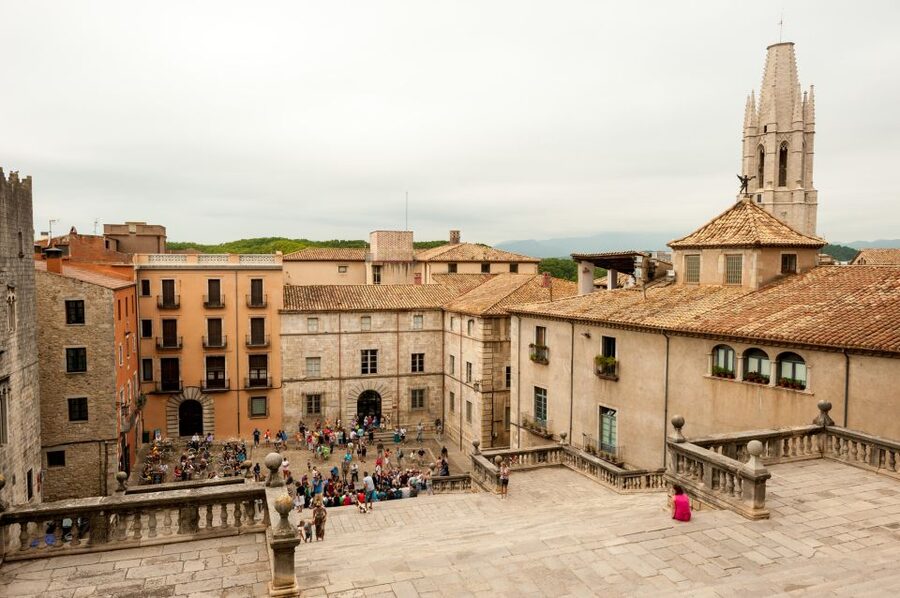 From Barcelona: Girona Guided Tour & Dalí Museum in Figueres - Guides, language, and group rhythm