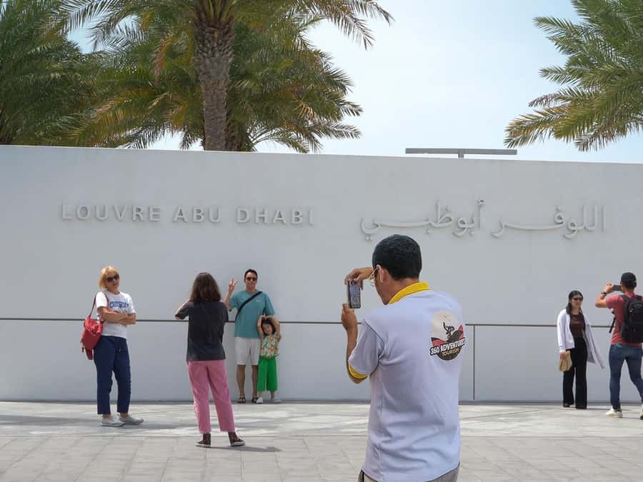 From Dubai: Abu Dhabi City Tour With Louvre Museum - A one-hour Abu Dhabi lunch break