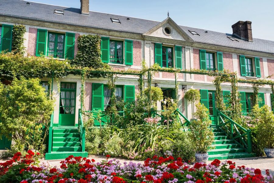 From Paris: Monet Impressionism Tour to Giverny by Minibus - Guide quality and the value of a small group