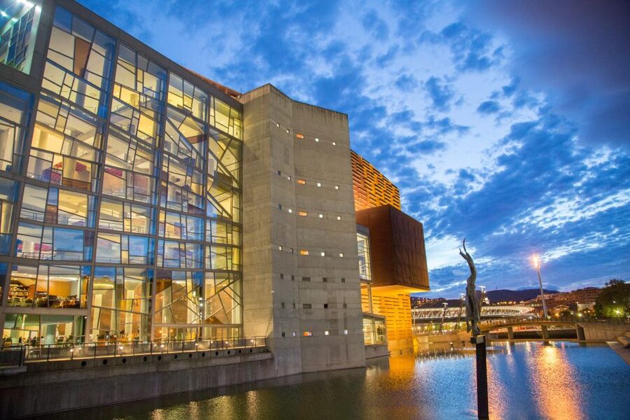 From San Sebastian: Bilbao, Guggenheim & Dragonstone Tour - From San Sebastian to the Dragonstone coast