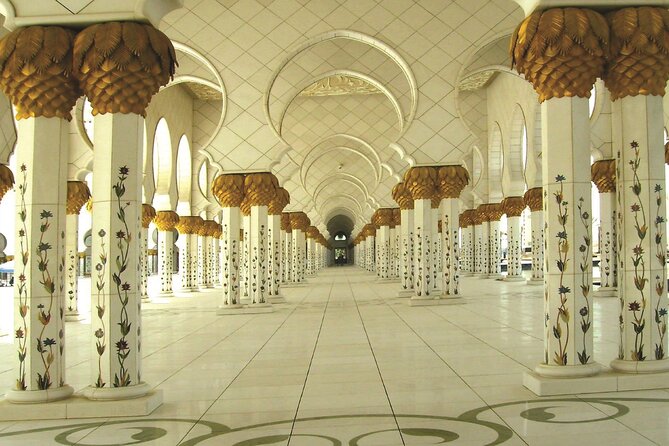 Full-day Abu Dhabi City Tour with Louvre Museum (Optional Lunch) - What the guide adds to the day