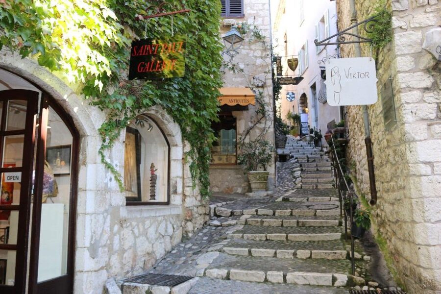Glass Blowers, Art Galleries and Medieval Villages - Who will get the most from this outing