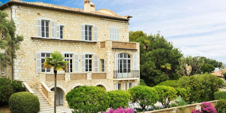 Glass Blowers, Art Galleries and Medieval Villages - Biot and the craft of bubble glass