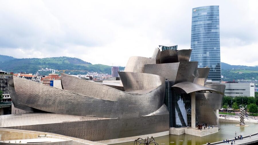 Guggenheim: Art explained by artists - What the guides add