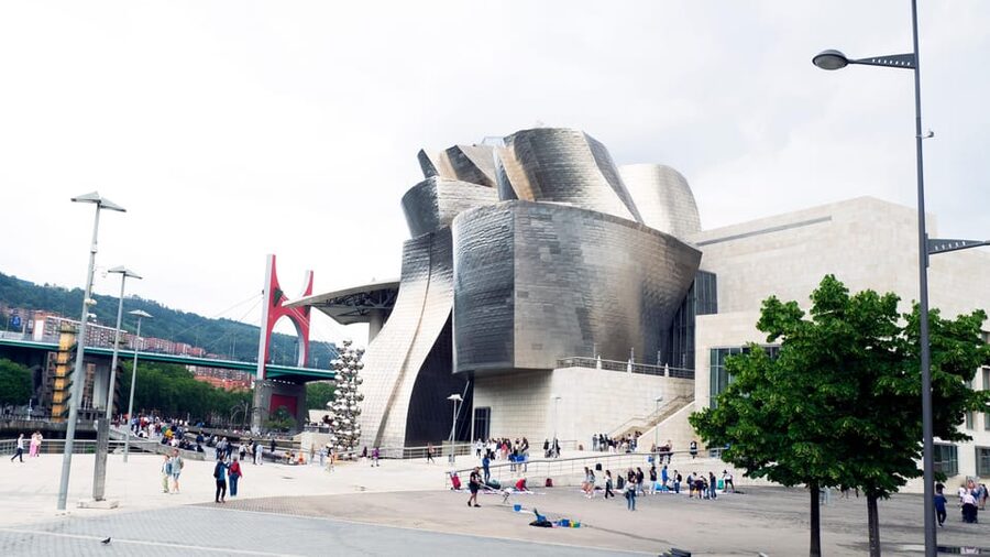 Guggenheim: Art explained by artists - Richard Serra’s steel rooms