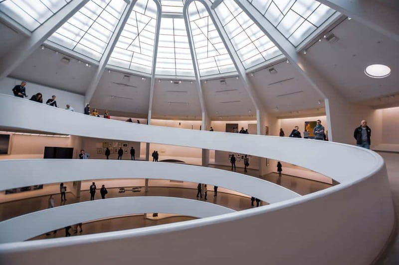 Guided tour of the exterior and access to the Guggenheim Museum - Meeting Puppy at the museum entrance