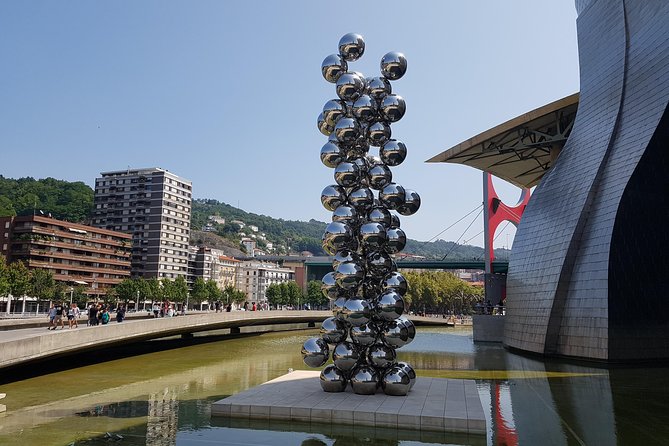 Guided tour of the Guggenheim Museum Bilbao in Spanish - Seeing Frank Gehry’s building from the inside